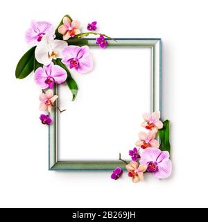 Composizione floreale. Layout creativo realizzato con cornice in legno e fiori di orchidea isolati su sfondo bianco. Design floreale. Matrimonio invito mockup Foto Stock