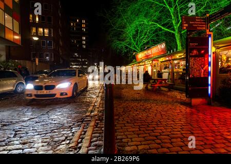 Tre Fratelli Burgers Gourmet E Bar. Welsh Back, Bristol. Le famiglie si sono riversate in città per l'evento artistico gratuito del centro città. Foto Stock