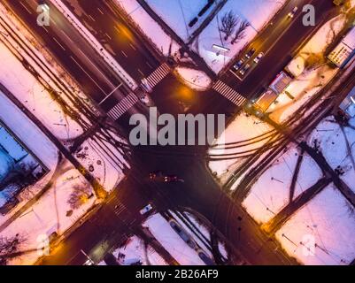Aereo inverno tramonto drone vista. Crocevia di passerelle nel quartiere residenziale Foto Stock
