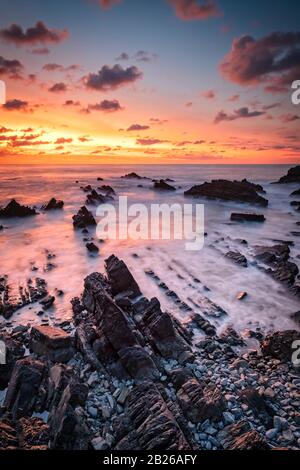 Cielo meraviglioso tramonto, riflessi, costa, Devon Nord, cieli drammatici, stupendo, spiaggia, costa, romantico, serenità, orizzonte, Sud Ovest, Regno Unito Foto Stock