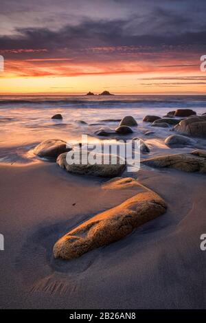 Cieli spettacolari, vita della Cornovaglia, cielo al tramonto Cot Valley, Port Nanven, St Just, West Cornwall, massi, costa, mare, splendida costa, Sud Ovest Foto Stock