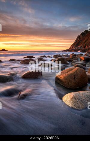 Il tramonto è spettacolare e si affaccia sulla spiaggia di Cot Valley, Port Nanven, St Just, West Cornwall, romantico, Cornish living, South West, massi di granito Foto Stock