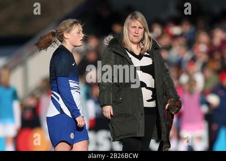 Chelsea manager Emma Hayes durante l'Arsenal Women vs Chelsea Women, Barclays fa Women's Super League Football al Meadow Park il 19th gennaio 2020 Foto Stock