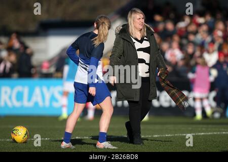 Chelsea manager Emma Hayes durante l'Arsenal Women vs Chelsea Women, Barclays fa Women's Super League Football al Meadow Park il 19th gennaio 2020 Foto Stock