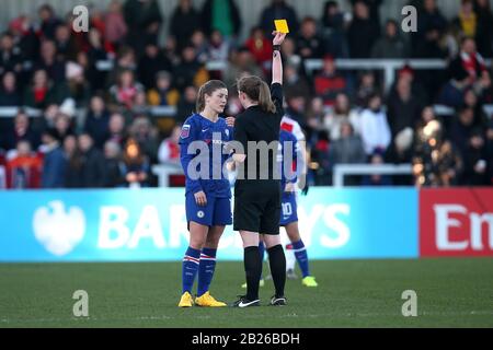 Una carta gialla per Maren Mjelde di Chelsea durante l'Arsenal Women vs Chelsea Women, Barclays fa Women's Super League Football al Meadow Park su 19th Janu Foto Stock