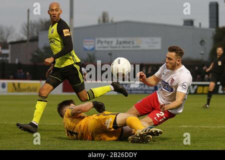 Ben House of Dagenham e Redbridge si scontrano con Mitch Walker di Aldershot Town durante Dagenham & Redbridge vs Aldershot Town, Vanarama National Leag Foto Stock