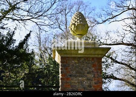 Pilastro d'ingresso con decorazione Pine Cone (a volte sbagliato per un ananas). La Chiesa Parrocchiale Di San Giacomo. North Cray, Kent. REGNO UNITO Foto Stock