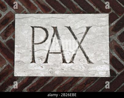 Scrittura latina PAX che significa pace sul pavimento di un'antica chiesa Foto Stock