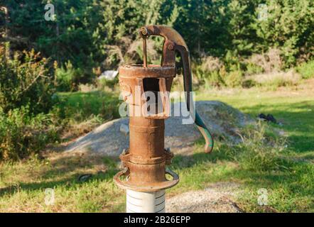 Vecchia pompa dell'acqua storica Foto Stock