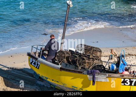 Pescatori della Cornovaglia su una barca da pesca nel porto di St Ives, barca da pesca gialla, Cornovaglia, Sud Ovest, Regno Unito Foto Stock