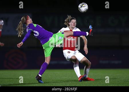 Julie Biesmans di Bristol e Dominique Bloodworth dell'Arsenal durante le donne dell'Arsenal contro le donne della città di Bristol, fa il calcio della Super League delle donne a Meadow P. Foto Stock