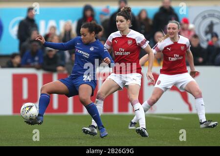 Datted Spence of Chelsea e Dominique Bloodworth of Arsenal durante l'Arsenal Women vs Chelsea Women, fa Women's Super League Football al Meadow Park il 1 Foto Stock
