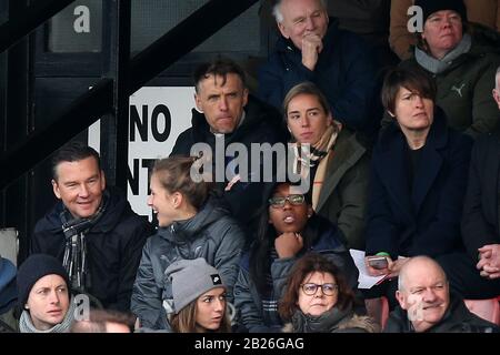 Il manager dell'Inghilterra Phil Neville e Jordan Nobbs of Arsenal guardano sopra durante l'Arsenal Women vs Chelsea Women, fa Women's Super League Football a Meadow Par Foto Stock
