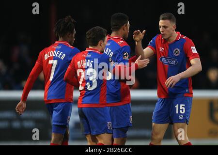 Angelo Balanta di Dagenham segna il terzo gol della sua squadra e festeggia con i suoi compagni di squadra durante Dagenham & Redbridge vs Boreham Wood, Vanarama Foto Stock