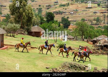 Uomini che arrivano a cavallo ad una cerimonia di iniziazione vicino a Pitseng (Leribe), Lesotho Foto Stock