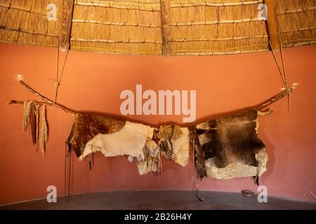 Interno capanna Basotho, Grotta Lipofung, Lesotho Foto Stock