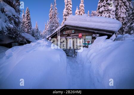 Porokämppä rifugio open wilderness a Kittilä, Lapponia, Finlandia Foto Stock