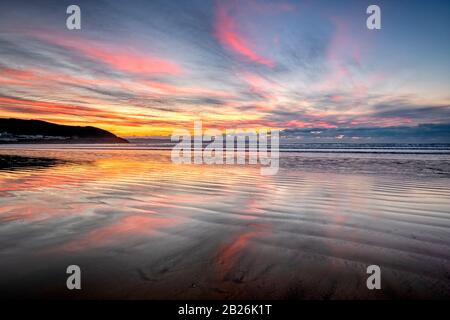 Tramonto romantico, costa, riflessi in sabbia bagnata, Devon nord, ho ovest!, sabbia, mare, drammatico, stupefacente, litorale, pacifico, atmosferico, Foto Stock