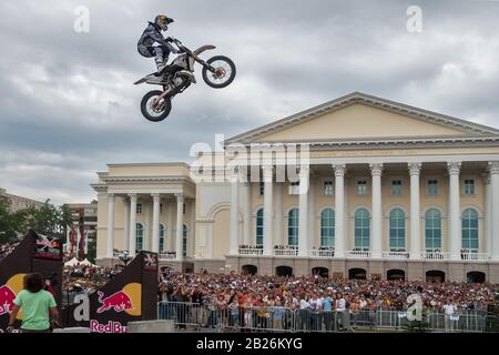 Lo sportivo esegue un trucco. Tyumen. Russia Foto Stock