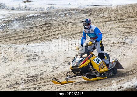 Motociclista in motoslitta su pista sportiva. Tyumen. Russia Foto Stock