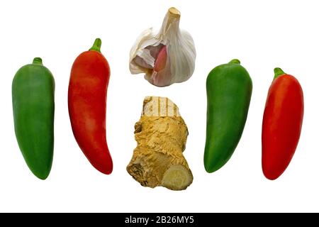 Aglio e zenzero chilis su uno sfondo bianco isolato con un sentiero di taglio Foto Stock