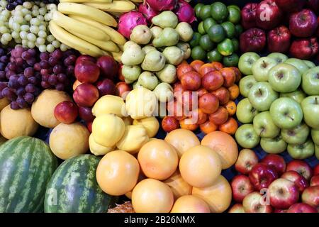 Varie frutta esotica fresca estiva in vendita sul mercato Foto Stock