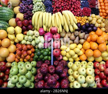 Varie frutta esotica fresca estiva in vendita sul mercato Foto Stock