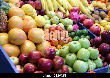 Varie frutta esotica fresca estiva in vendita sul mercato Foto Stock