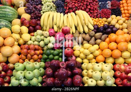 Varie frutta esotica fresca estiva in vendita sul mercato Foto Stock