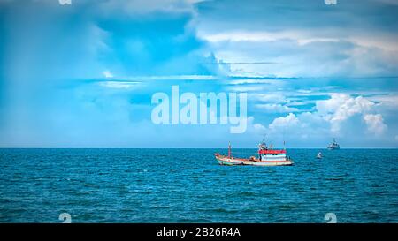 Una barca da pesca lone lascia per raccogliere granchi pentole a Hua hin in Thailandia. Foto Stock