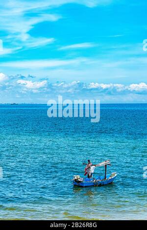 Una barca da pesca lone ormeggiata vicino alla spiaggia di Hua hin in Thailandia. Foto Stock