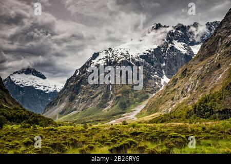 Mt Mcpherson, Mt Talbot, Hollyford Valley, Te Anau Milford Highway, Fiordland Natl Park Vicino Milford Sound, Southland Region, South Island Nuova Zelanda Foto Stock
