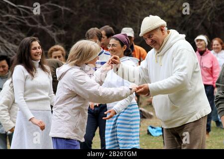 Persone di tutte le età giocano sport nel parco a Sofia, Bulgaria - 04 gennaio 2012 anziani o persone anziane che fanno sport. Foto Stock