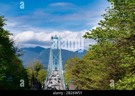 Vancouver - 05 MAGGIO 2019: Chinatown, Vancouver Canada. Ponte sospeso Lions Gate a Vancouver BC con Traffic. Foto Stock