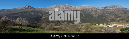 Vista panoramica della Sierra de Grazalema dal villaggio di Jimera de Libar nella provincia di Malaga, Andalusia, Spagna. Foto Stock