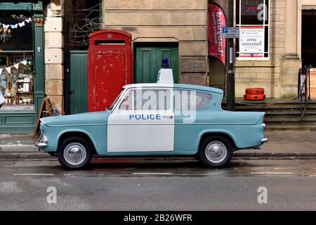 Ford Anglia, Police Car: Berlina, Dimensioni Del Motore: 997cc; Colore Esterno: Blu Laguna/Bianco Ermine, Bagno Matlock, Derbyshire, Inghilterra, Regno Unito Foto Stock