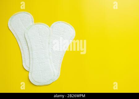 assorbente igienico quotidiano su uno sfondo giallo brillante primo piano dello spazio di copia Foto Stock