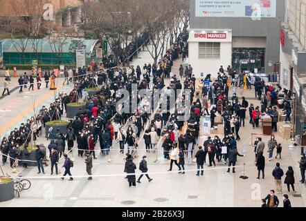 Seoul, Corea Del Sud. 01st Mar, 2020. Le persone che indossano le maschere si allineano per acquistare le maschere per proteggersi dal COVID-19 fuori da un grande magazzino a Seoul, Corea del Sud. La polizia sudcoreana ha cracking su un'ilizzazione illegale delle maschere facciali, con alcuni commercianti e distributori che li acquistano alla rinfusa in previsione dei prezzi alle stelle. La Corea del Sud ha riportato domenica 586 casi aggiuntivi COVID-19 portando il totale a 3.736. Credit: Aflo Co. Ltd./Alamy Live News Foto Stock