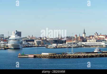 23 aprile 2019, Tallinn, Estonia. Ad alta velocità per i passeggeri e di traghetto per auto della spedizione estone preoccupazione Tallink Silja Europa nel porto di Tallinn. Foto Stock