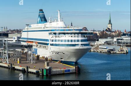 23 aprile 2019, Tallinn, Estonia. Ad alta velocità per i passeggeri e di traghetto per auto della spedizione estone preoccupazione Tallink Silja Europa nel porto di Tallinn. Foto Stock