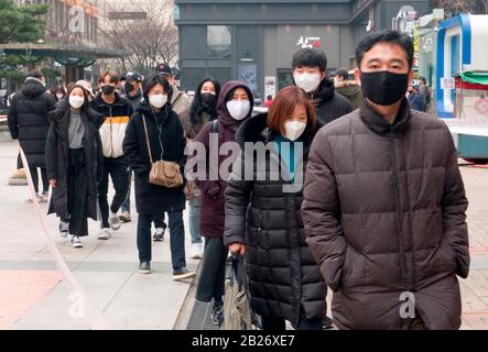 Seoul, Corea Del Sud. 01st Mar, 2020. Le persone che indossano le maschere si allineano per acquistare le maschere per proteggersi dal COVID-19 fuori da un grande magazzino a Seoul, Corea del Sud. La polizia sudcoreana ha cracking su un'ilizzazione illegale delle maschere facciali, con alcuni commercianti e distributori che li acquistano alla rinfusa in previsione dei prezzi alle stelle. La Corea del Sud ha riportato domenica 586 casi aggiuntivi COVID-19 portando il totale a 3.736. Credit: Aflo Co. Ltd./Alamy Live News Foto Stock