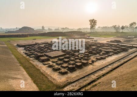 Tramonto sulle rovine del monastero buddista di Nalanda Mahavihara a Bihar, India Foto Stock