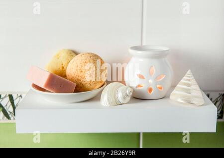 Prodotti da bagno su semplice ripiano galleggiante minimo all'interno in bagno. Foto Stock