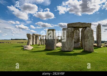 Stonehenge in una luminosa giornata estiva Foto Stock