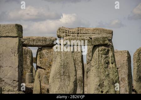 Stonehenge in una luminosa giornata estiva Foto Stock