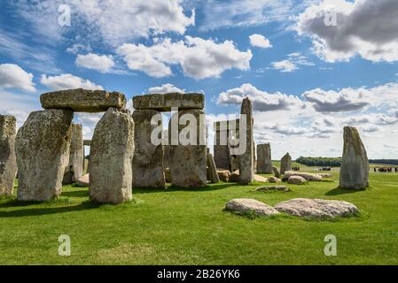 Stonehenge in una luminosa giornata estiva Foto Stock