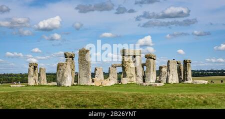 Stonehenge in una giornata intensa Foto Stock