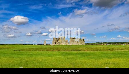 Stonehenge in un giorno luminoso, ampio angolo Foto Stock