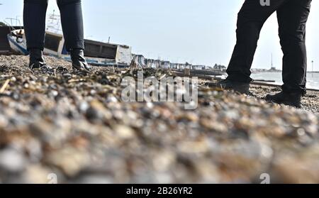 Southend. Regno Unito. 19 Febbraio 2020. Persone che camminano sulla spiaggia a Shoeburyness. Southend. Essex. REGNO UNITO. 19/02/2020. Credito obbligatorio Joe Bowden/SportInPictures Foto Stock