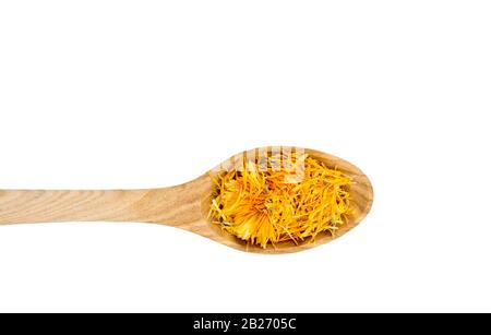 DriedCalendula officinalis, il vaso marigold, rudles, comune marigold o Scotch marigold fiori sul cucchiaio di legno isolato su sfondo bianco. Top vie Foto Stock